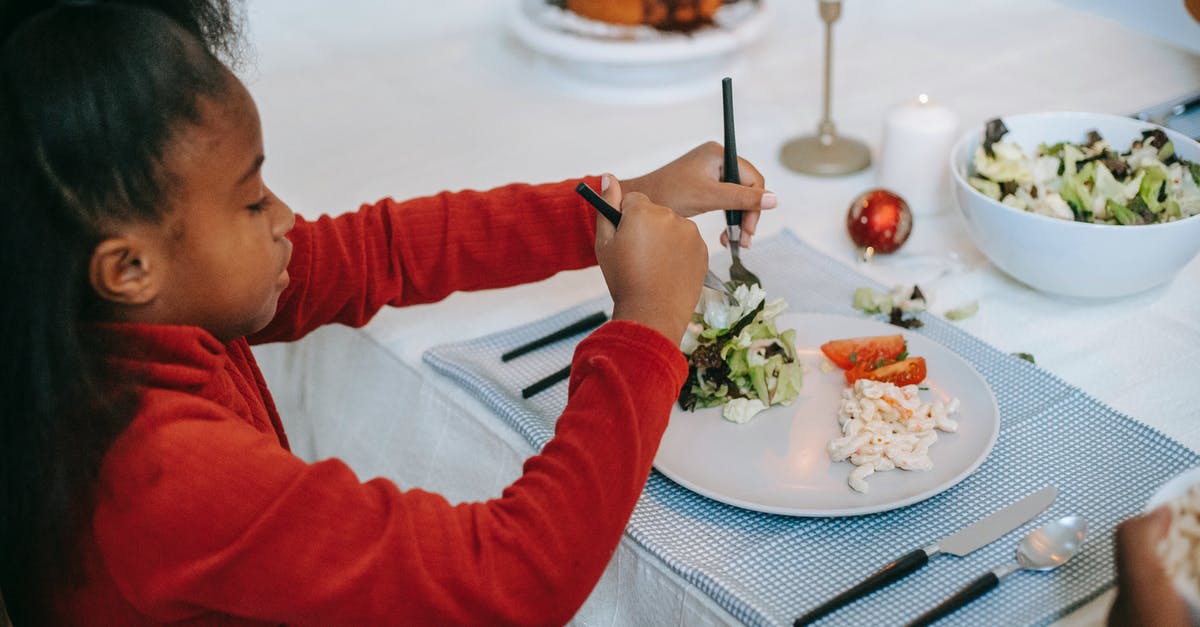 A salad chopper I can put in the dishwasher? - Black girl having dinner at table A salad chopper I can put in the dishwasher? - Black girl having dinner at table