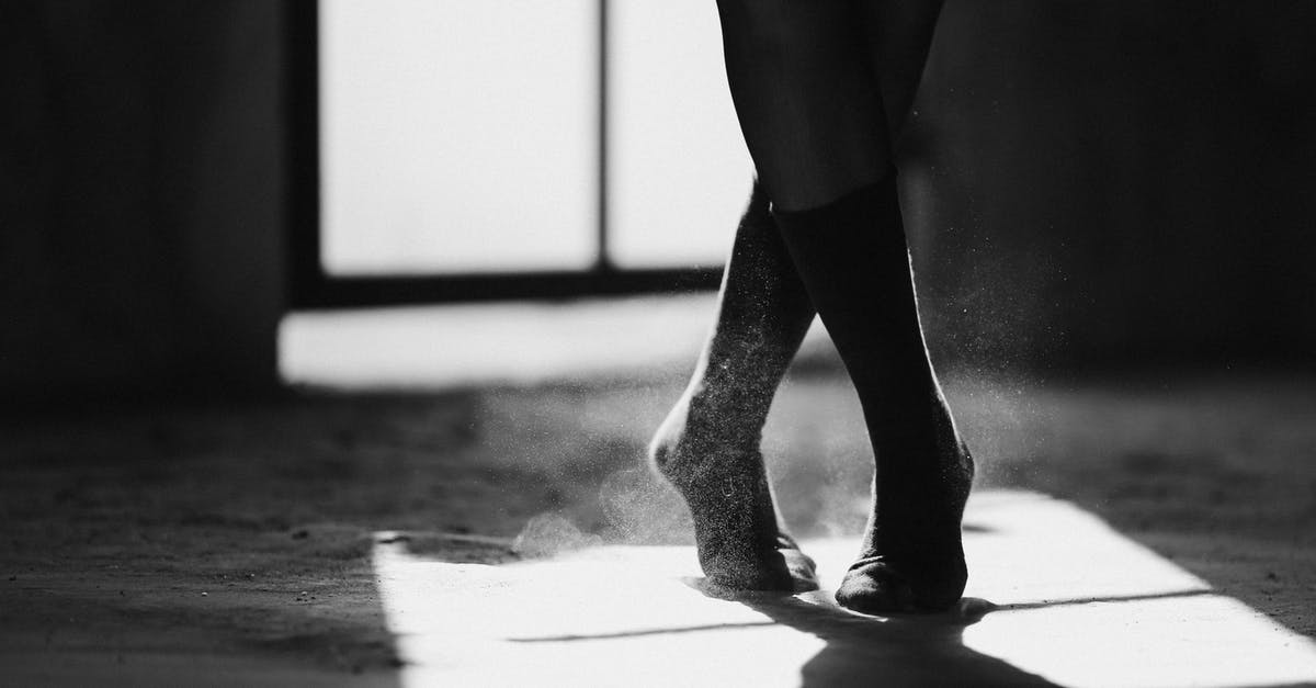 Balancing biscoff spread for stuffed brownies - Black and white of crop anonymous female ballet dancer standing on dusty floor with crossed legs Balancing biscoff spread for stuffed brownies - Black and white of crop anonymous female ballet dancer standing on dusty floor with crossed legs