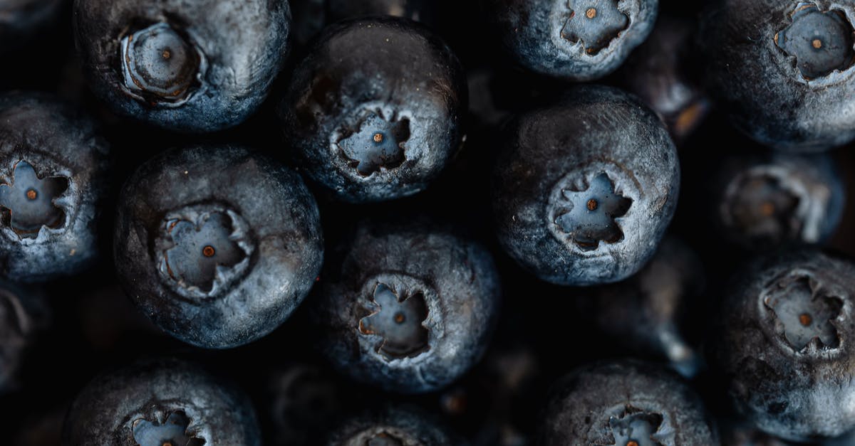 Bananas are radioactive...so how many exactly would you have eat to die? Is it possible to calculate? [closed] - Fresh ripe blueberries on market stall