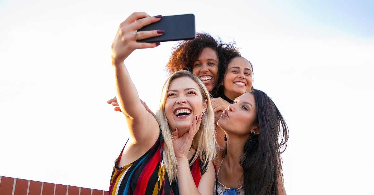 Best moment to put salt in spaghetti? - Cheerful multiethnic girlfriends taking selfie on smartphone on sunny day Best moment to put salt in spaghetti? - Cheerful multiethnic girlfriends taking selfie on smartphone on sunny day