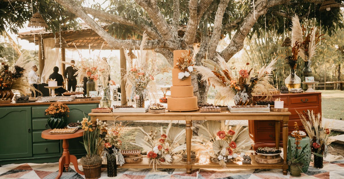 Best way to stabilize wedding cake tiers - Wedding party table with cake Best way to stabilize wedding cake tiers - Wedding party table with cake