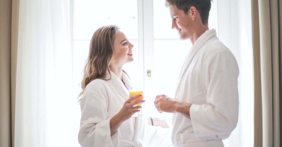 Can fruit juice be used to hold a cheesecake crust together? - Positive couple drinking juice at home Can fruit juice be used to hold a cheesecake crust together? - Positive couple drinking juice at home