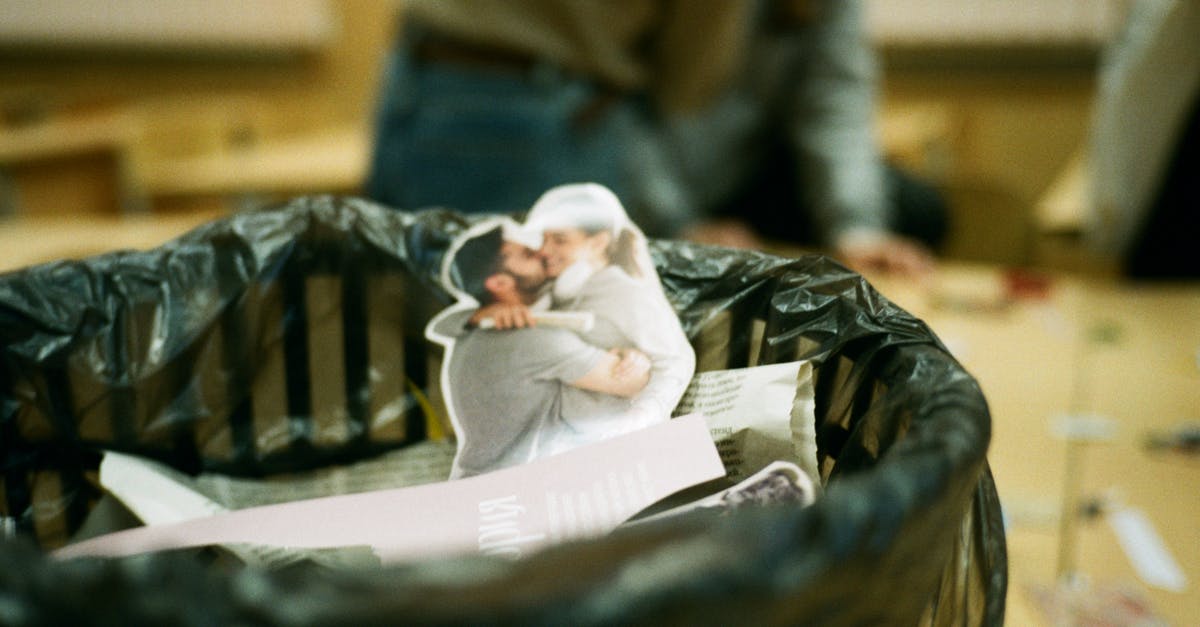 Can thawing meat too quickly affect its quality? - Cut photo of embracing couple in rubbish can Can thawing meat too quickly affect its quality? - Cut photo of embracing couple in rubbish can