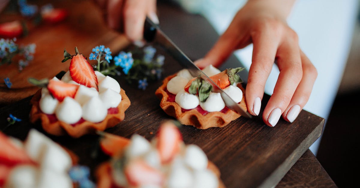 Colored cake without food coloring? - Crop woman cutting cake with berries Colored cake without food coloring? - Crop woman cutting cake with berries