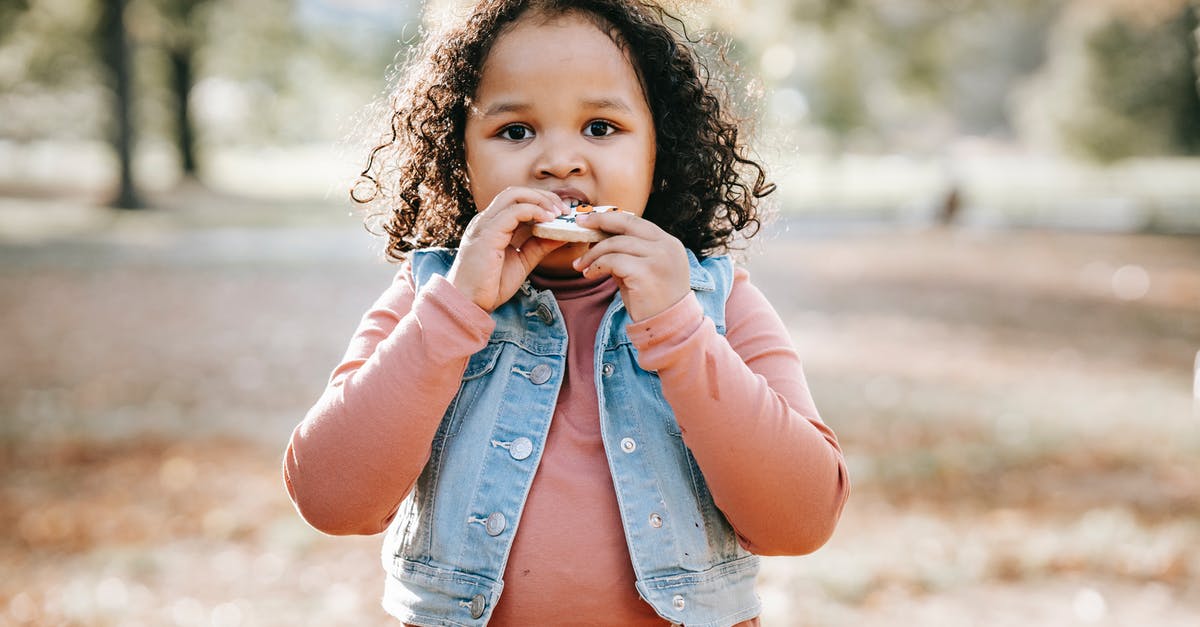 Correlation between perceived sweetness and sugar content - Cute little child with cookie Correlation between perceived sweetness and sugar content - Cute little child with cookie