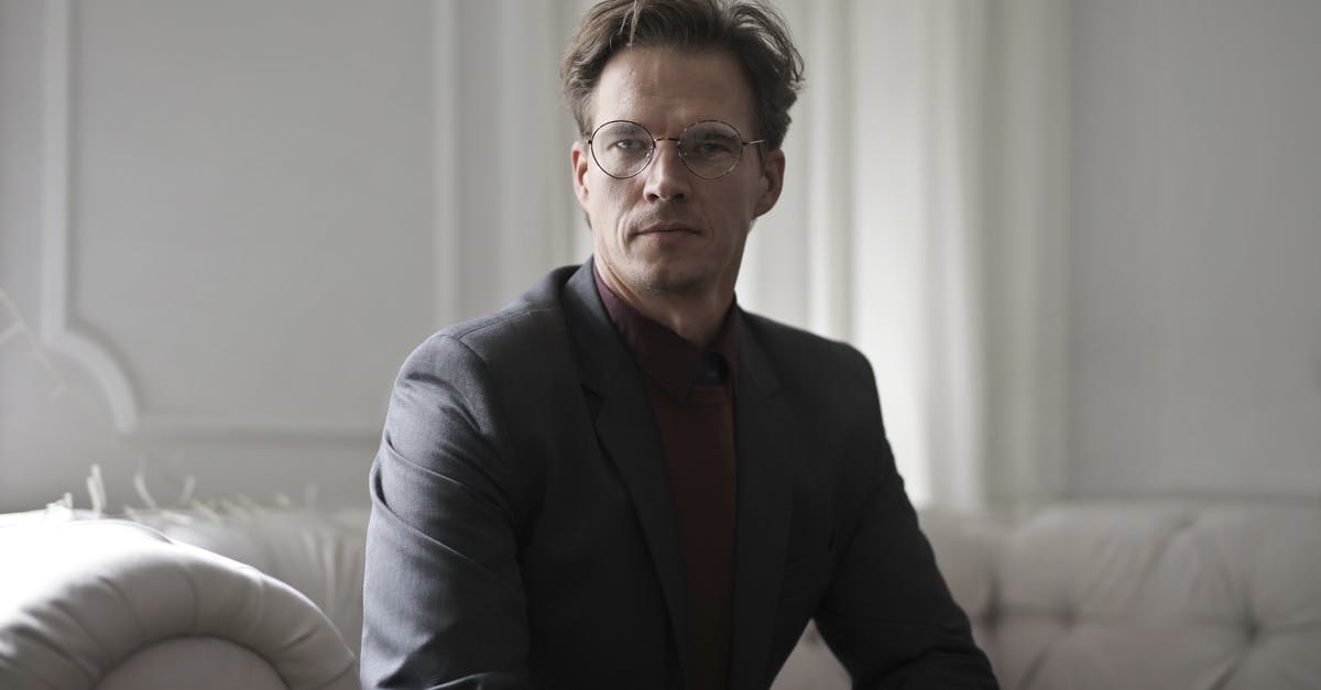 Cues to a reliable or unreliable recipe? - Well dressed businessman sitting on sofa