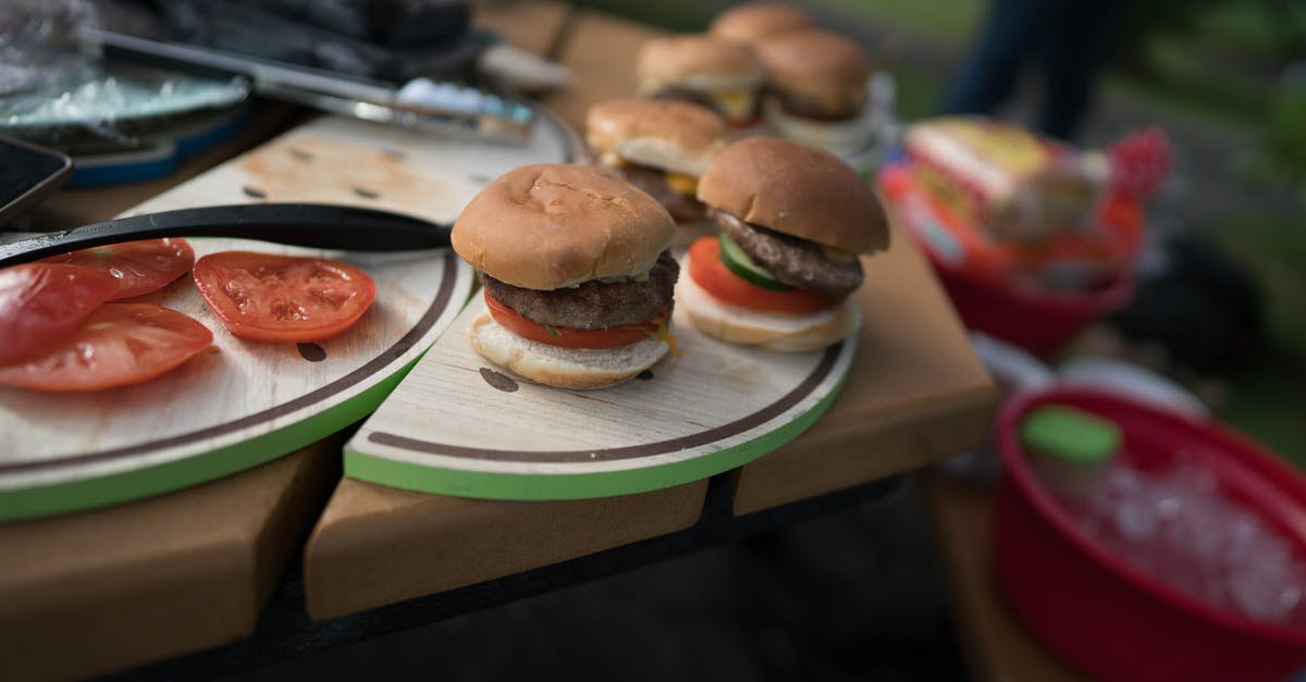 Difference between Organic Bread and Fresh Bread - Delicious hamburgers with beef and juicy tomato Difference between Organic Bread and Fresh Bread - Delicious hamburgers with beef and juicy tomato