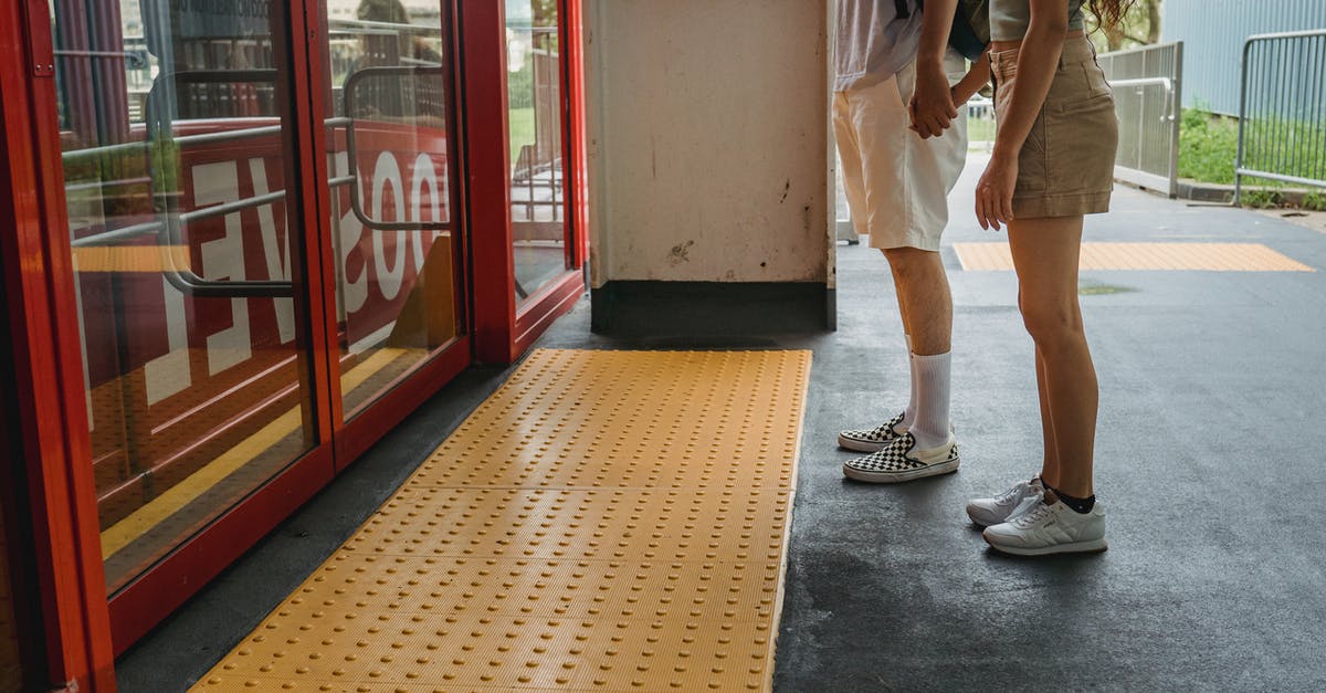 How's it safe to line a wok with foil? - Young couple holding hands while waiting for funicular How's it safe to line a wok with foil? - Young couple holding hands while waiting for funicular