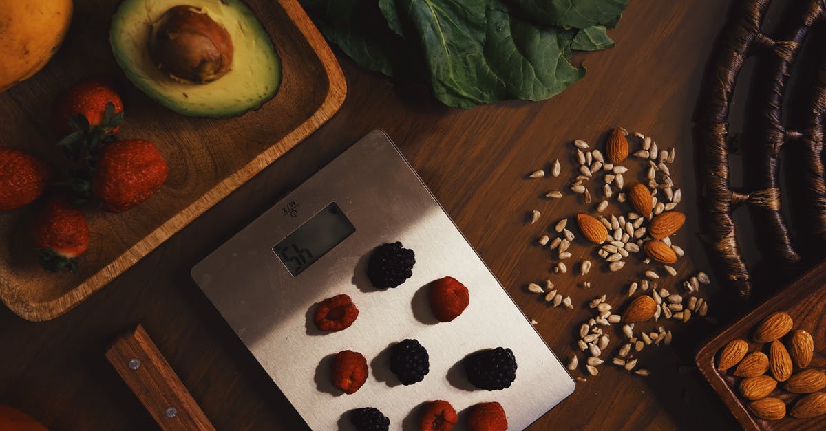 How accurate are kitchen scales? - Scales with berries and organic ingredients for recipe How accurate are kitchen scales? - Scales with berries and organic ingredients for recipe