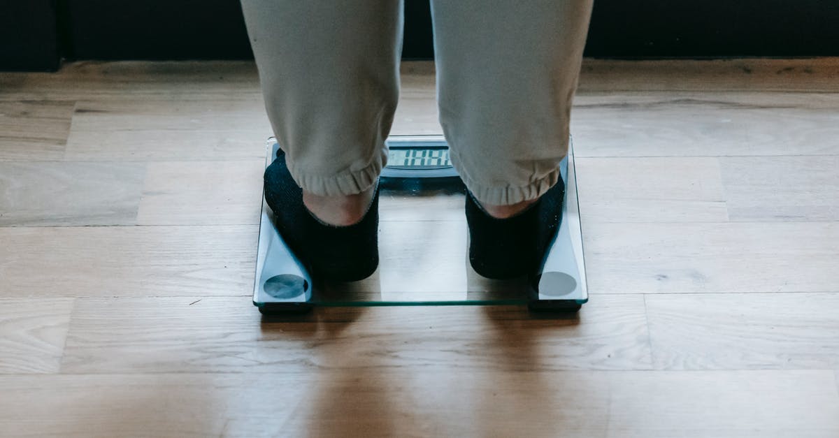 How can I measure / weigh really small quantities? - Plus size woman standing on scale How can I measure / weigh really small quantities? - Plus size woman standing on scale