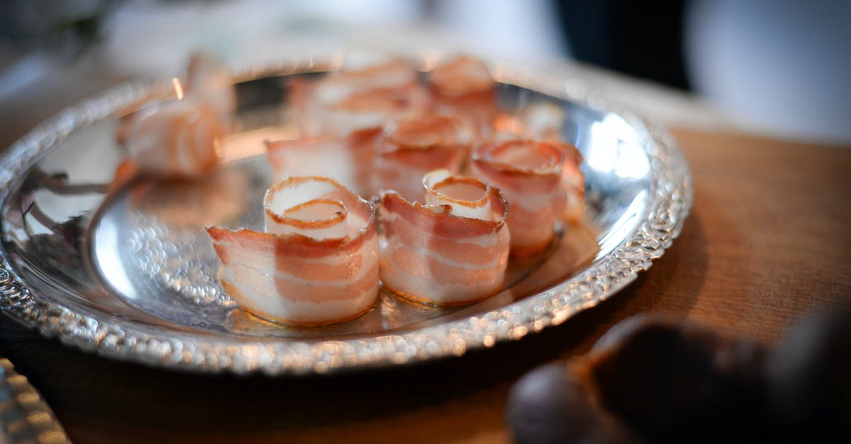 How do cooks prepare belly pork in a restaurant? - Plate with bacon on banquet table