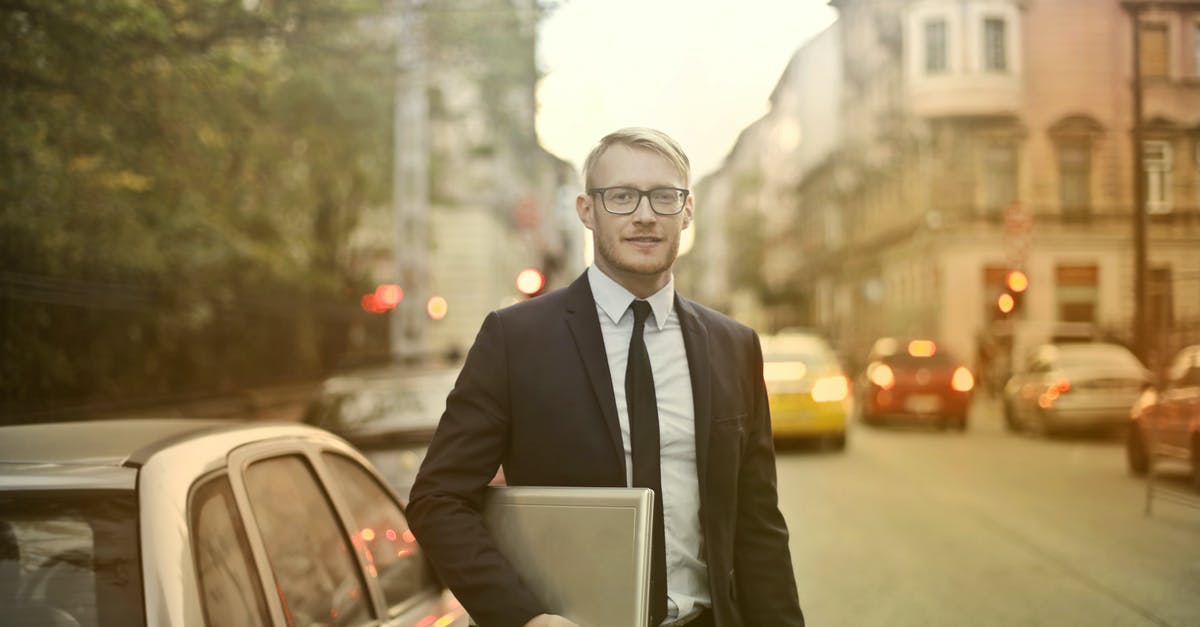 How do I determine if my mussels are fresh? - Determined smiling businessman with laptop on street How do I determine if my mussels are fresh? - Determined smiling businessman with laptop on street