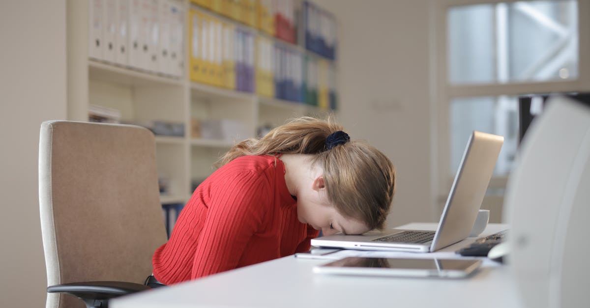 How do I know when quiche is finished cooking? - Woman Sitting on Chair While Leaning on Laptop How do I know when quiche is finished cooking? - Woman Sitting on Chair While Leaning on Laptop