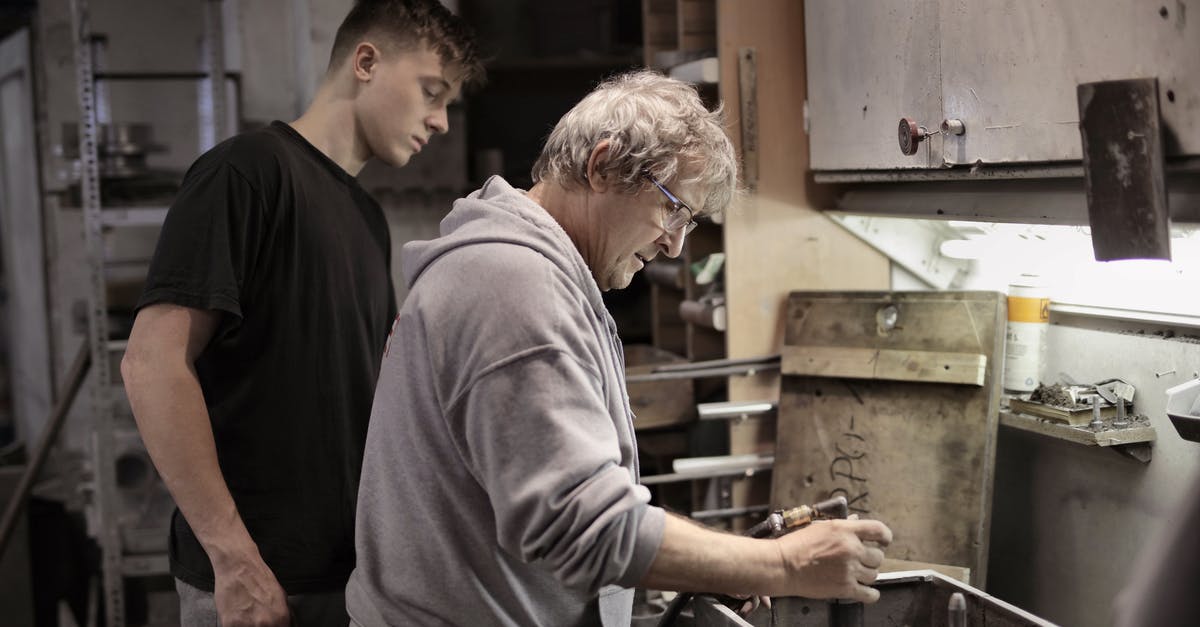 How do professional bakers handle rotating trays while mass producing cookies/muffins/cakes/etc.? - Master showing apprentice how handling detail How do professional bakers handle rotating trays while mass producing cookies/muffins/cakes/etc.? - Master showing apprentice how handling detail