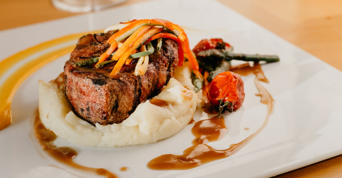 How do you grill meat and potatoes so that they finish at the same time? - Delicious beefsteak garnished with puree in restaurant How do you grill meat and potatoes so that they finish at the same time? - Delicious beefsteak garnished with puree in restaurant