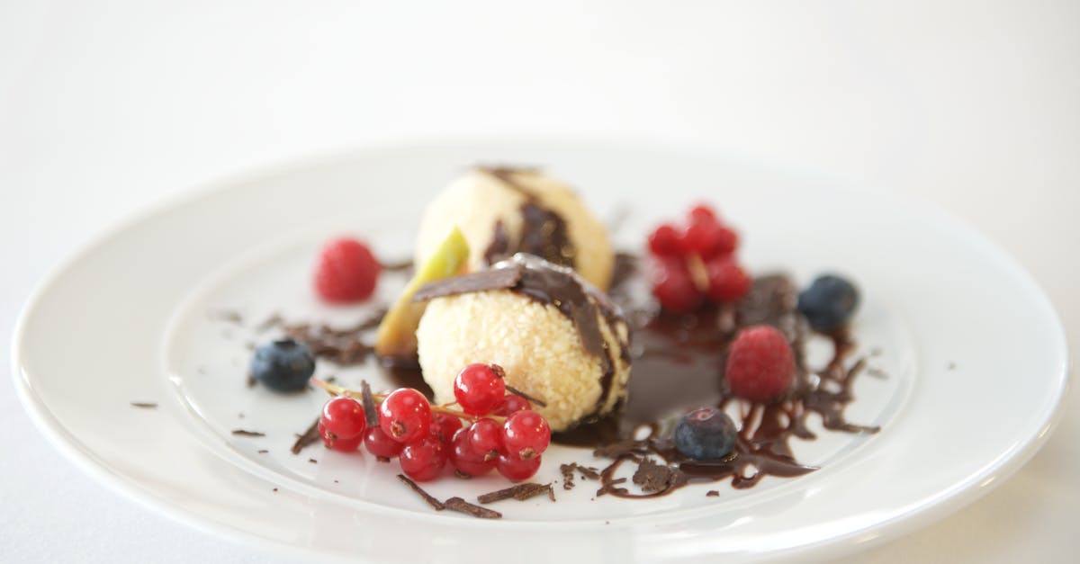 How does marinating with sugar improve cherry tomatoes jam? - Photo Of Berries On Plate How does marinating with sugar improve cherry tomatoes jam? - Photo Of Berries On Plate