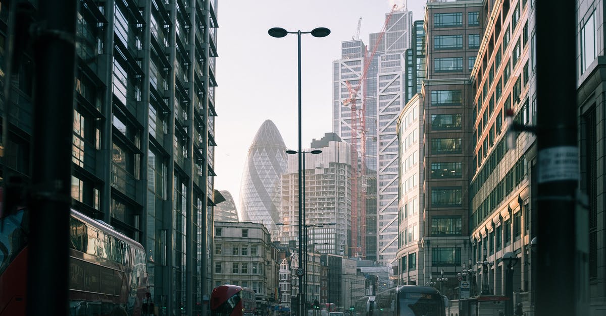 How does the UK nutrition "Traffic Light System" work? - Buses and Cars on Busy Road