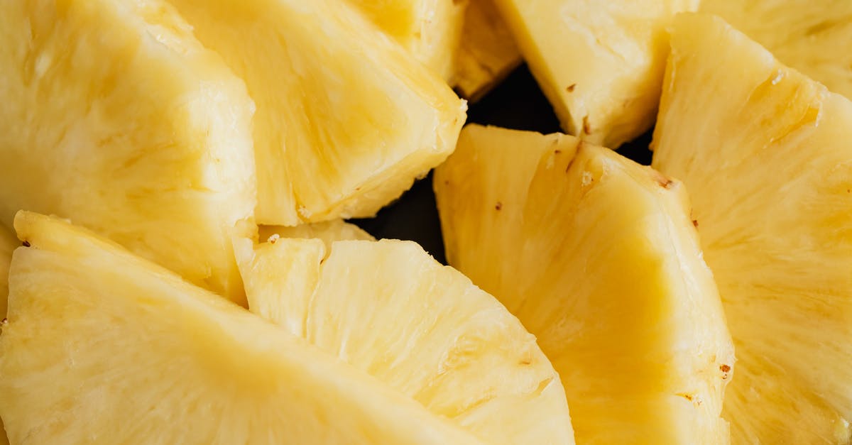 How much juice is in a pineapple - Halves of fresh ripe sliced pineapple How much juice is in a pineapple - Halves of fresh ripe sliced pineapple