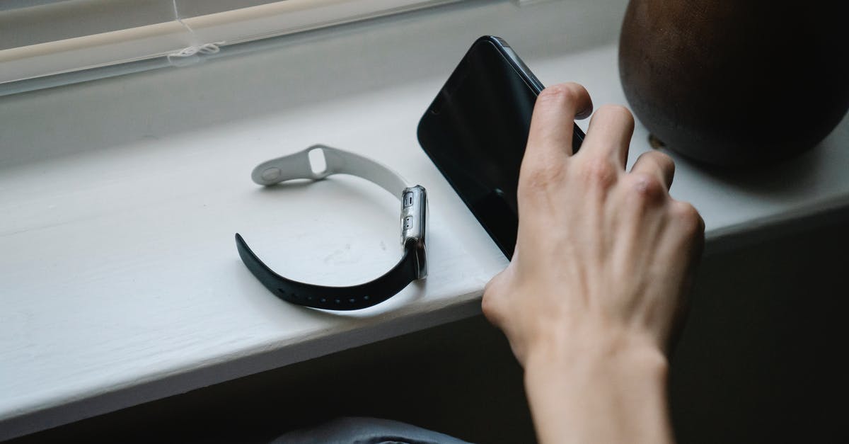 How much time does it take to boil salmon? - Person with smartphone and wristwatch in bedroom How much time does it take to boil salmon? - Person with smartphone and wristwatch in bedroom