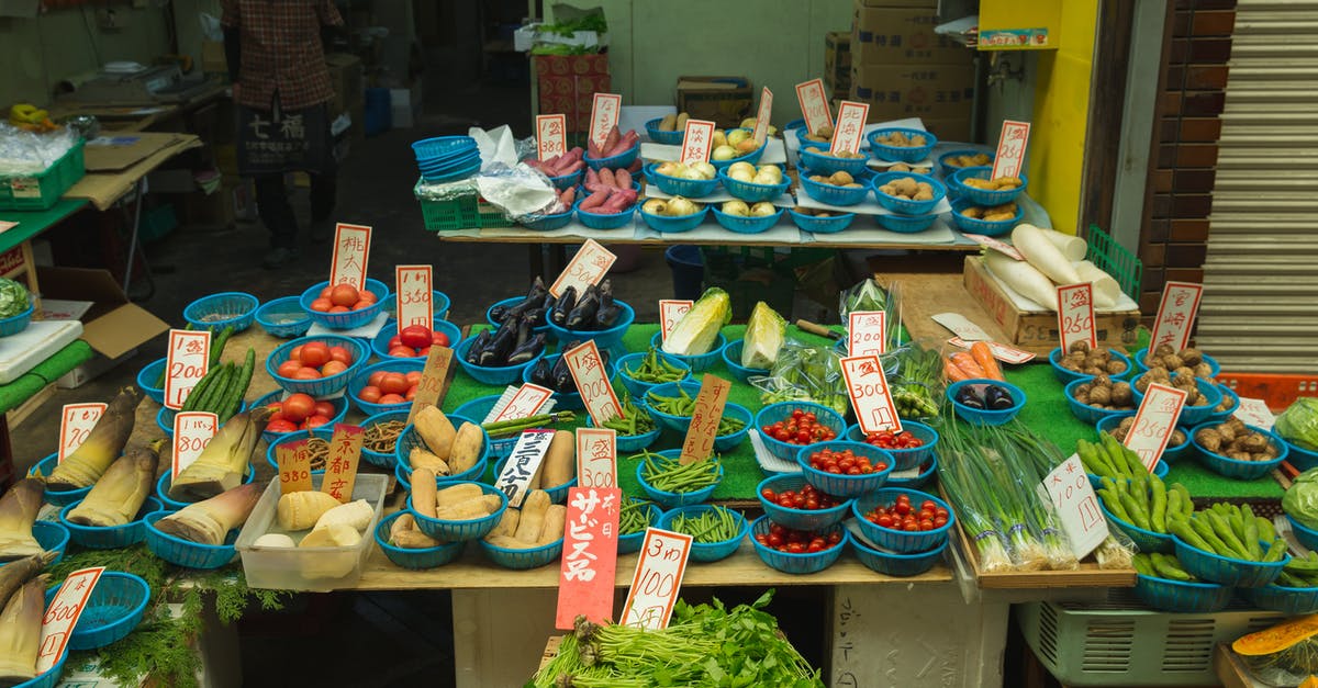 How should eggplant be stored? - Japanese trader selling fresh tomatoes and other fresh vegetables to customers in the street market