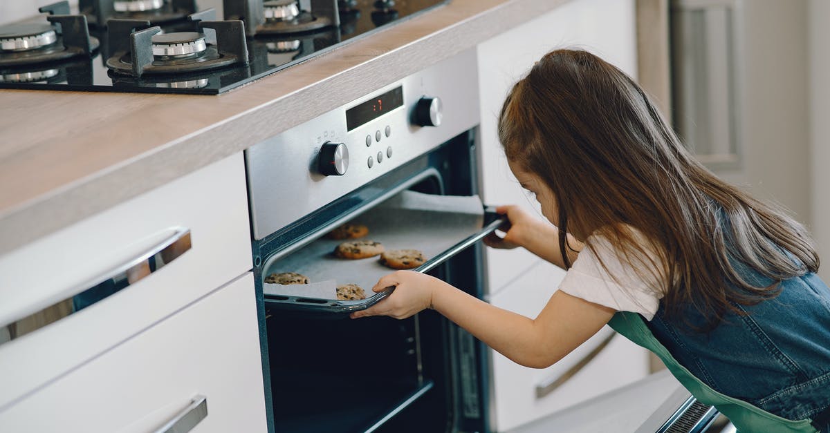 How to Bake Cookies Without a Convection Oven? - Photo of Girl Baking Cookies How to Bake Cookies Without a Convection Oven? - Photo of Girl Baking Cookies