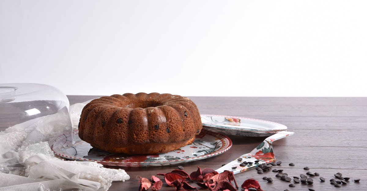 How to choose a Bundt cake pan? - Photograph of a Bundt Cake on a Plate How to choose a Bundt cake pan? - Photograph of a Bundt Cake on a Plate
