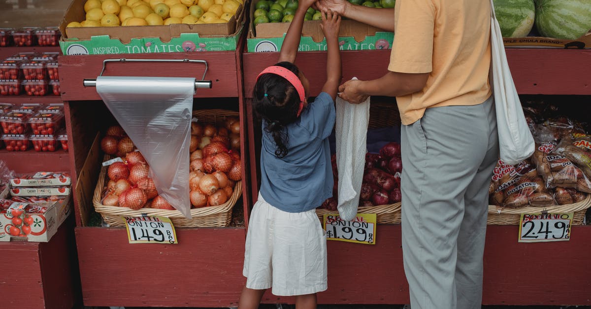 How to conserve natural fruit juices without alcohol? - Ethnic woman choosing fruits with daughter in market How to conserve natural fruit juices without alcohol? - Ethnic woman choosing fruits with daughter in market