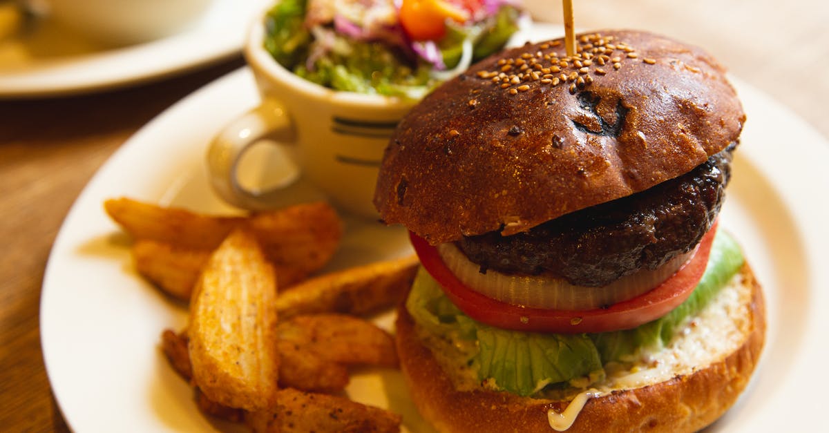 How to cook roast potatoes at low temperatures? - Delicious burger with vegetables and fries How to cook roast potatoes at low temperatures? - Delicious burger with vegetables and fries
