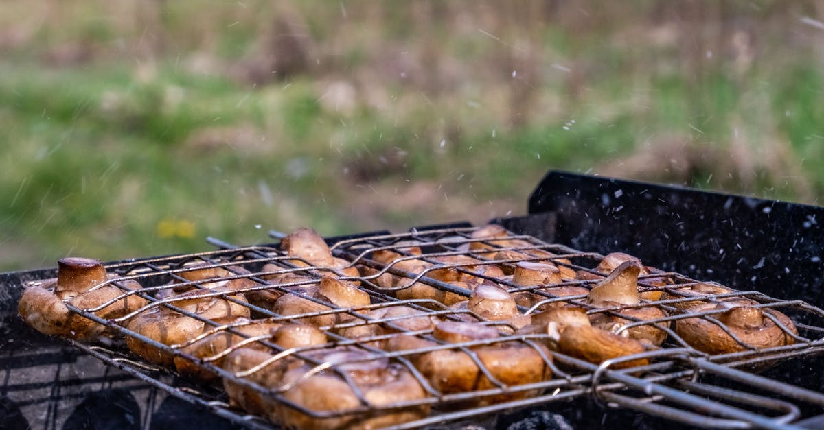 How to grill portabello mushrooms properly - Grilled Mushrooms on Black Grill How to grill portabello mushrooms properly - Grilled Mushrooms on Black Grill