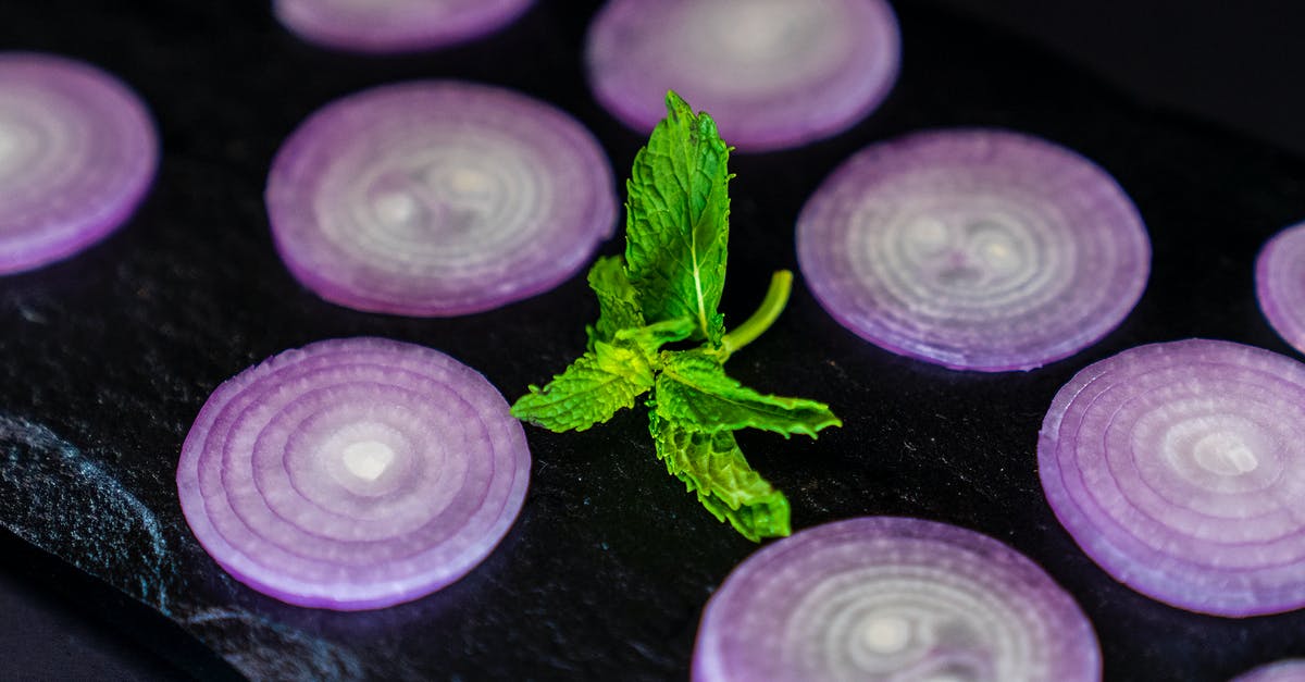 How to keep savory biscotti crunchy? - Red onion rings with bright mint leaf How to keep savory biscotti crunchy? - Red onion rings with bright mint leaf