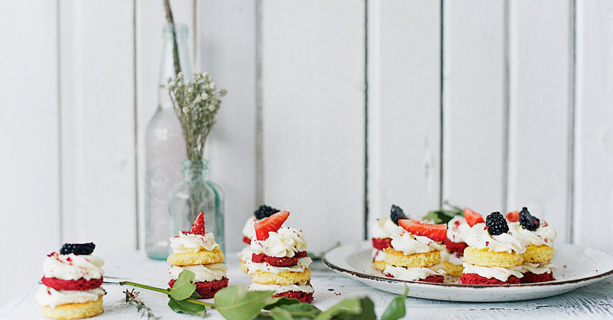 How to keep the fruit on an upside-down cake? - Strawberry and Blackberry Tarts on a Plate How to keep the fruit on an upside-down cake? - Strawberry and Blackberry Tarts on a Plate