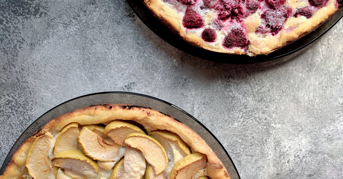 How to make apple chunks in apple pie stay intact? - Yummy fruit pies on table How to make apple chunks in apple pie stay intact? - Yummy fruit pies on table
