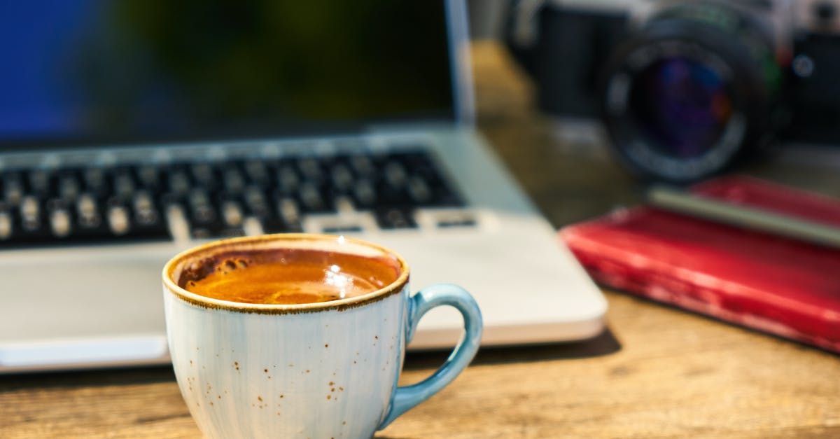 How to remove residual flavours from, e.g., a coffee press - A cup of coffee and a camera on a wooden table in the workplace
How to remove residual flavours from, e.g., a coffee press - A cup of coffee and a camera on a wooden table in the workplace