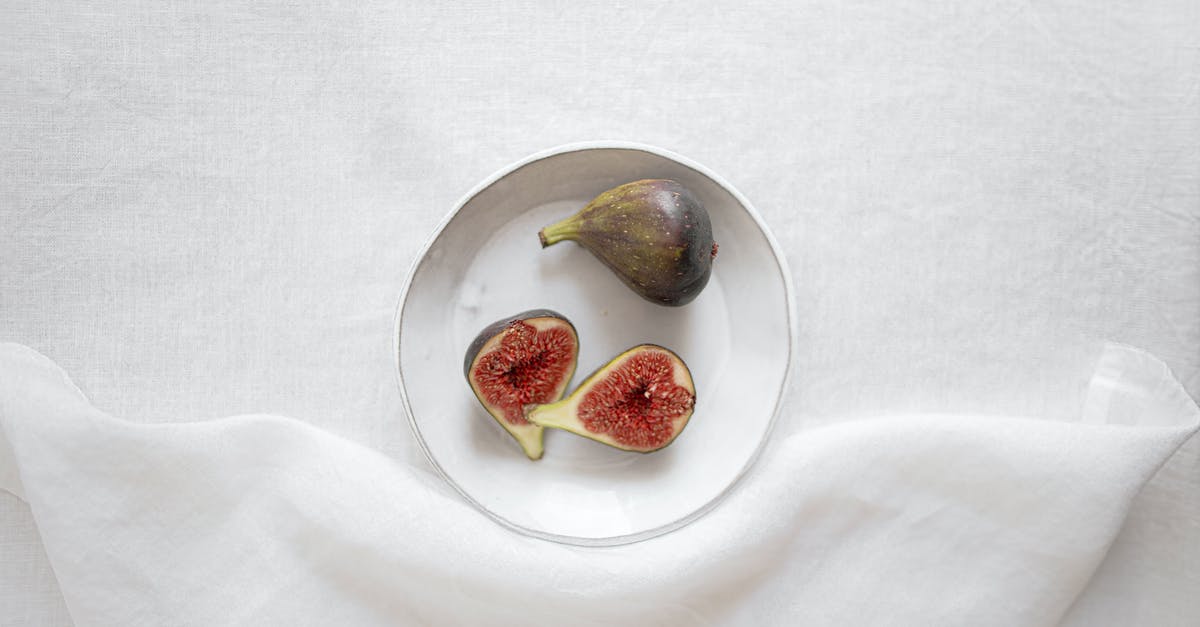 How to tell if my fig is ripe - Fresh healthy figs placed on white plate How to tell if my fig is ripe - Fresh healthy figs placed on white plate