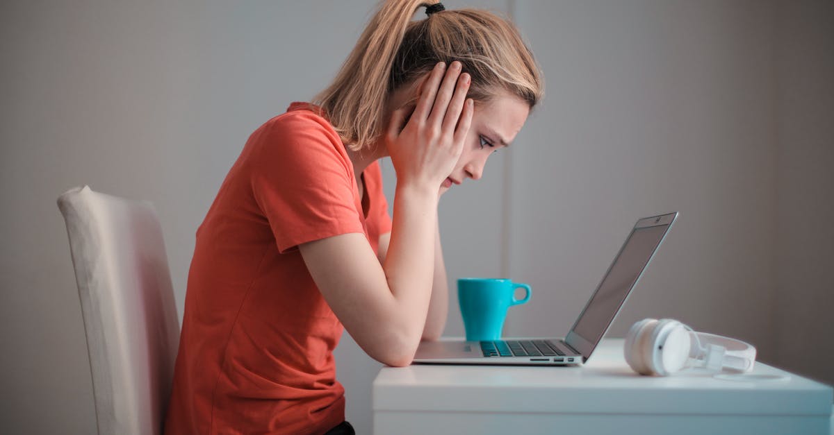 How to use this pan? - Young troubled woman using laptop at home