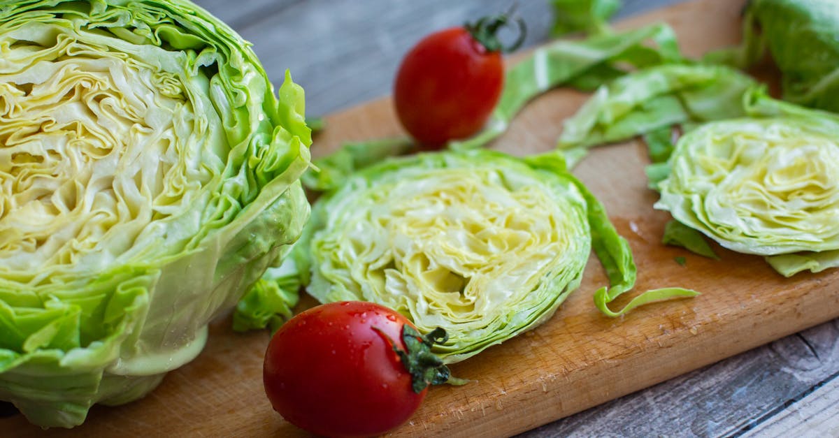 How to wash lettuce - Fresh washed iceberg lettuce and tomatoes on cutting board How to wash lettuce - Fresh washed iceberg lettuce and tomatoes on cutting board