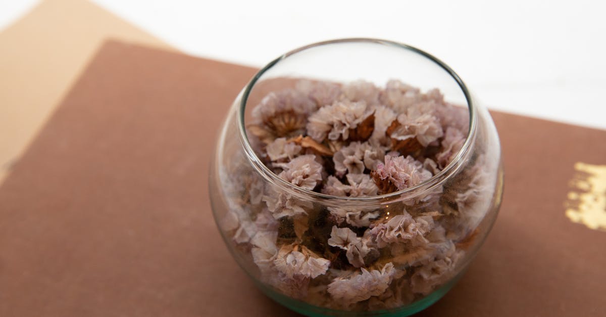 How to whip up a small quantity of Italian meringue? - Clear Glass Bowl With White and Brown Food How to whip up a small quantity of Italian meringue? - Clear Glass Bowl With White and Brown Food