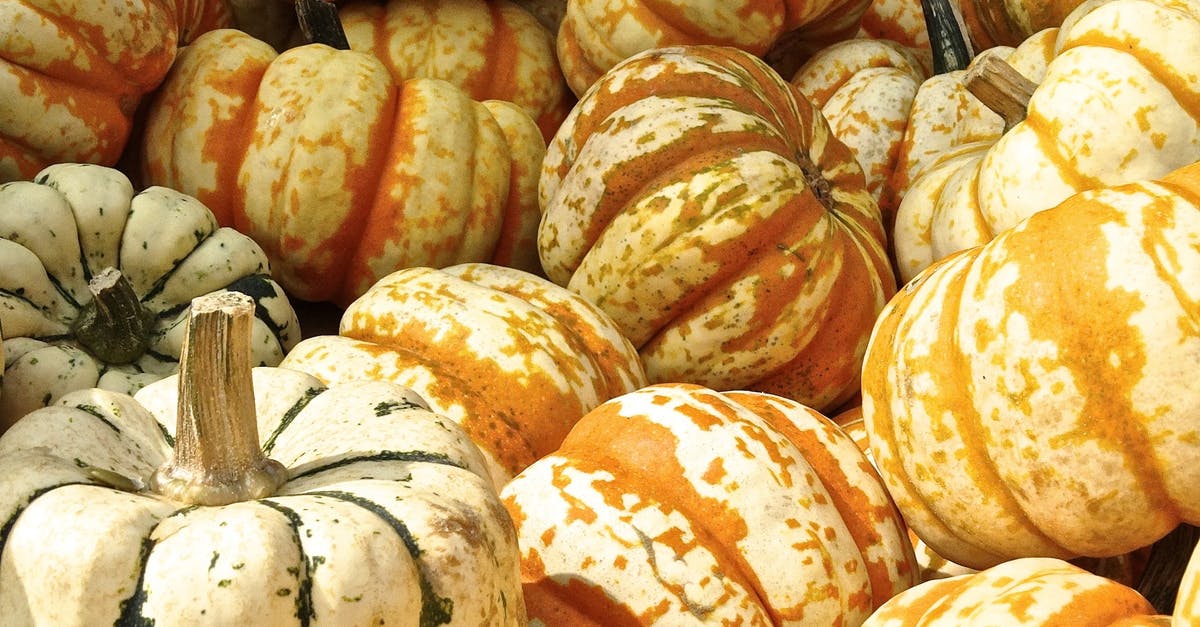 I boiled sliced yellow squash with ravioli, and it turned bluish-green -- why? - Bunch of Squash