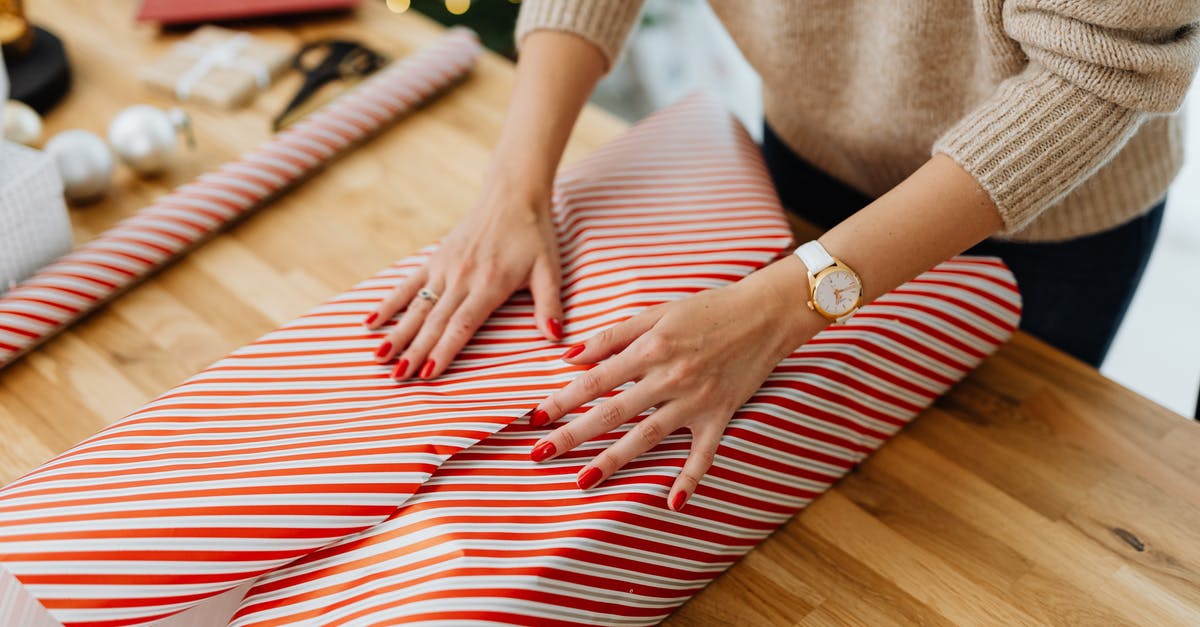 Is there an alternative wrapping for tamales? - Woman Wrapping Gift