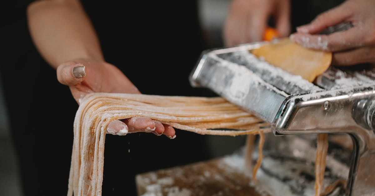 Keeping food warm: does cast iron make a suitable potluck vessel? - People cutting spaghetti with pasta machine Keeping food warm: does cast iron make a suitable potluck vessel? - People cutting spaghetti with pasta machine