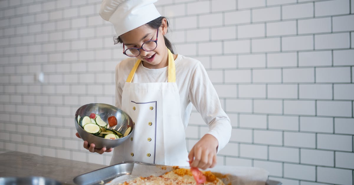 Making pizza toppings stay intact without using cheese - A Young Chef Making Pizza Making pizza toppings stay intact without using cheese - A Young Chef Making Pizza