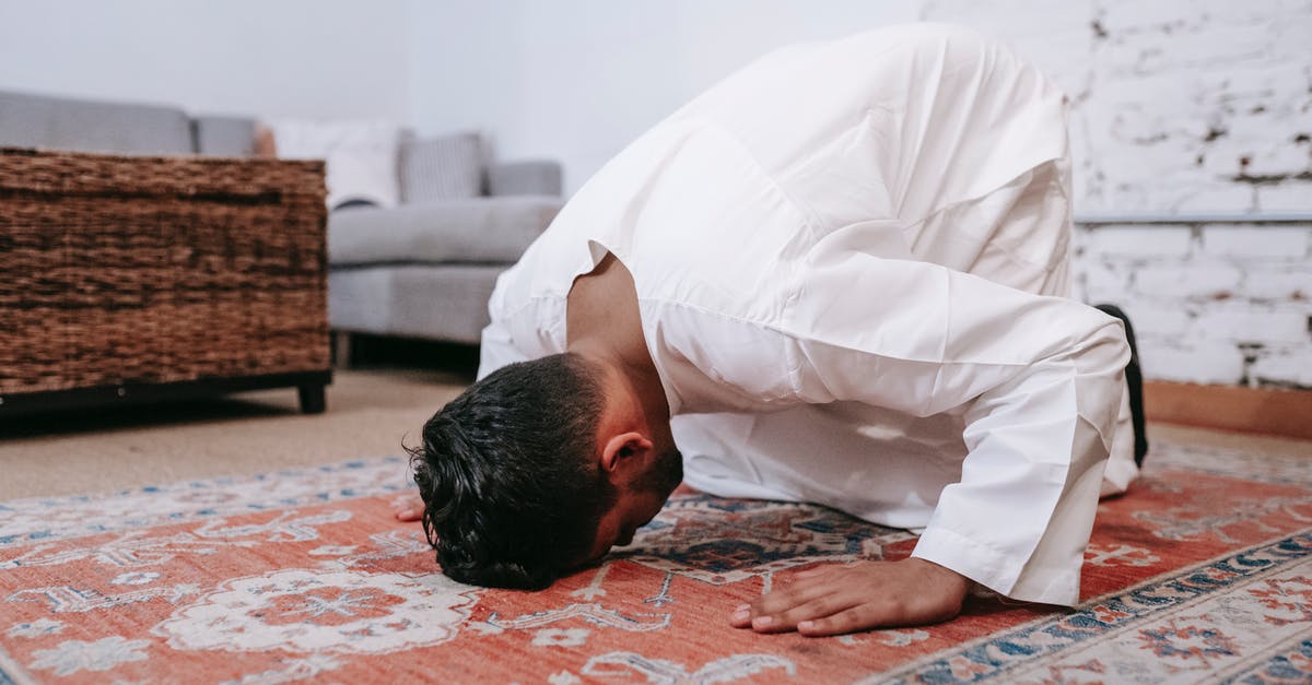 Marcato Atlas 150 spaghetti head - Man in White Thobe Bowing Down on Red and Blue Rug Marcato Atlas 150 spaghetti head - Man in White Thobe Bowing Down on Red and Blue Rug