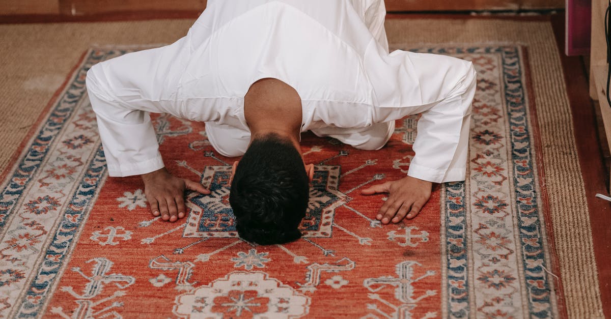 Marcato Atlas 150 spaghetti head - Man in White Thobe Bowing Down on Red and Blue Rug Marcato Atlas 150 spaghetti head - Man in White Thobe Bowing Down on Red and Blue Rug