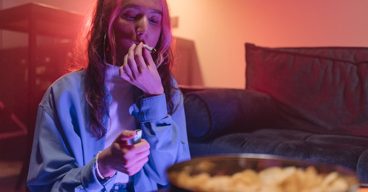 Party scale sous-vide - Woman in Blue Long Sleeve Shirt Sitting on Couch Party scale sous-vide - Woman in Blue Long Sleeve Shirt Sitting on Couch