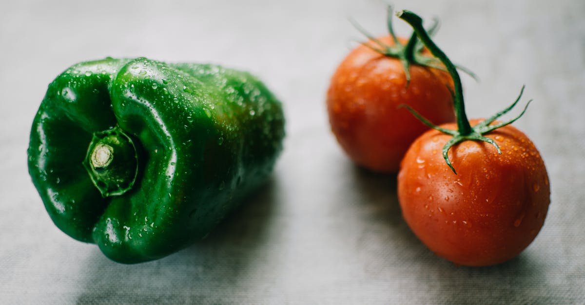 Please name me an easily accessible chilli pepper which is low heat, sweet and aromatic? [closed] - Green Bell Pepper And Tomatoes
