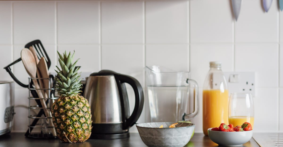Poaching a whole fish: kettle or foil? - Kitchen table with fruits and juice Poaching a whole fish: kettle or foil? - Kitchen table with fruits and juice
