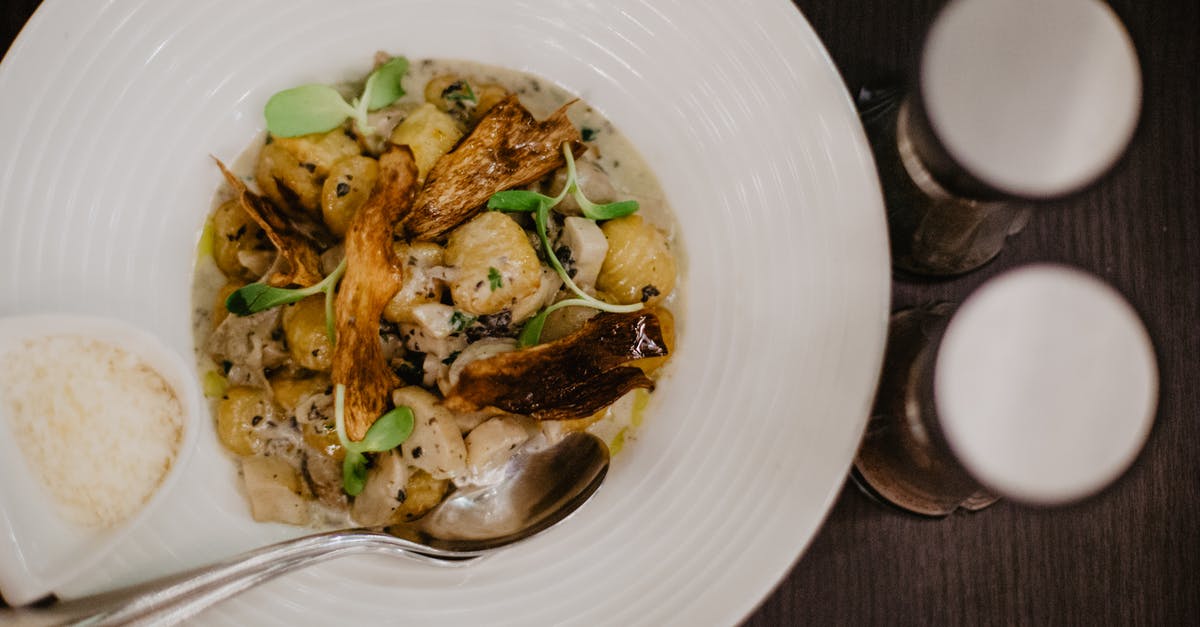 Quantities of salt and MSG for a chicken stock substitute - Potatoes and mushrooms with chicken in white plate Quantities of salt and MSG for a chicken stock substitute - Potatoes and mushrooms with chicken in white plate