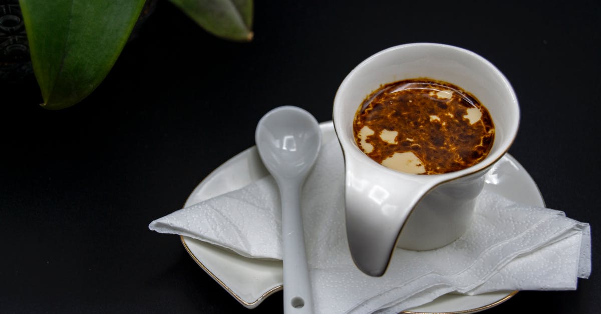 Removing oil bubbles from bolognese sauce - Causer with napkin under oil sauce in gravy boat Removing oil bubbles from bolognese sauce - Causer with napkin under oil sauce in gravy boat