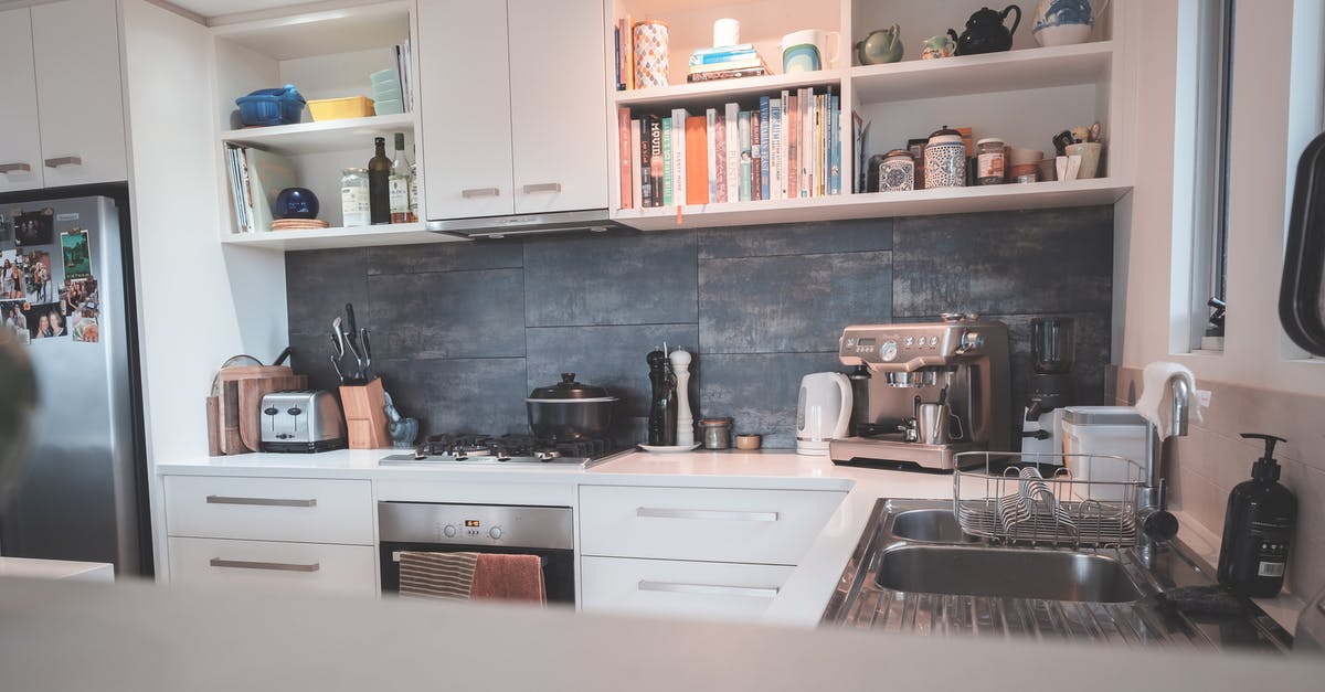 Saucepan in the oven? - Kitchen with minimalist furniture and modern appliances in flat Saucepan in the oven? - Kitchen with minimalist furniture and modern appliances in flat