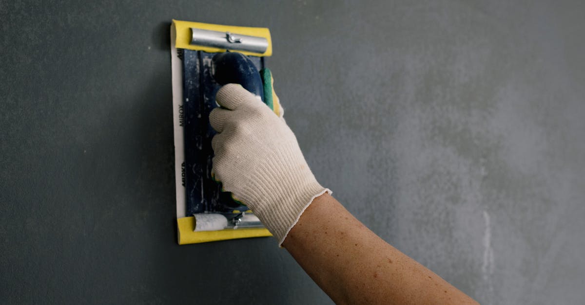 Scraper for Ugolini & C miniGel L4 - Crop man scarpering gray wall in flat